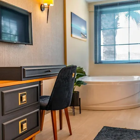 Palmiye Jakuzili Bahceli Havuzlu - Ocekhomes Fethiye