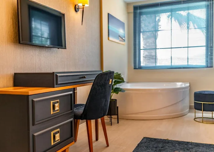 Palmiye Jakuzili Bahceli Havuzlu - Ocekhomes Fethiye