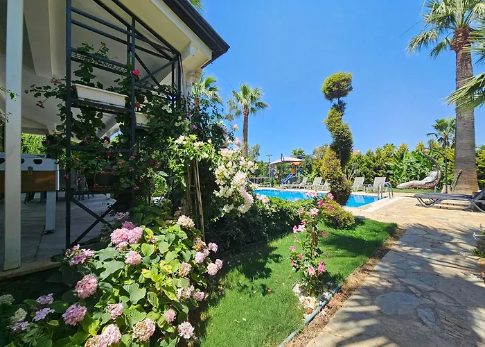 Palmiye Jakuzili Bahçeli Havuzlu - Ocekhomes